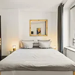 Apartamento Stylisch Mitte, Group & Family Friendly, From 2 - 8 Guests *