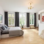 Stylisch Mitte, Group & Family Friendly, From 2 - 8 Guests Apartamento Berlim