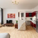 Apartamento Stylisch Mitte, Group & Family Friendly, From 2 - 8 Guests Berlim