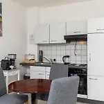 Apartamento Stylisch Mitte, Group & Family Friendly, From 2 - 8 Guests Berlim