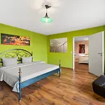 Apartamento Stylisch Mitte, Group & Family Friendly, From 2 - 8 Guests *