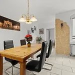 Apartamento Stylisch Mitte, Group & Family Friendly, From 2 - 8 Guests *