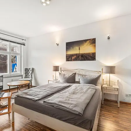 Stylisch Mitte, Group & Family Friendly, From 2 - 8 Guests