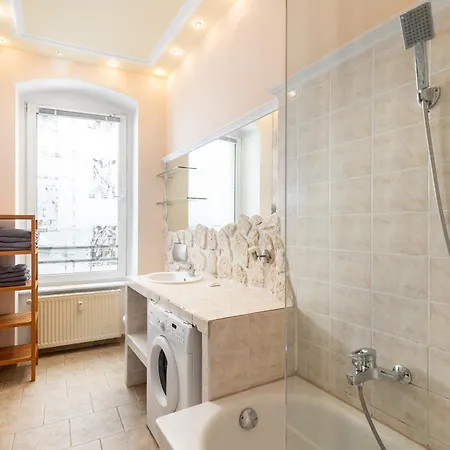 Stylisch Mitte, Group & Family Friendly, From 2 - 8 Guests Appartamento