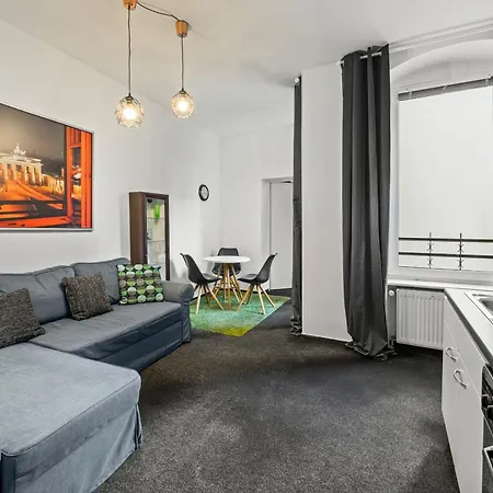 Stylisch Mitte, Group & Family Friendly, From 2 - 8 Guests Appartamento