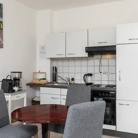 Appartamento Stylisch Mitte, Group & Family Friendly, From 2 - 8 Guests Berlino