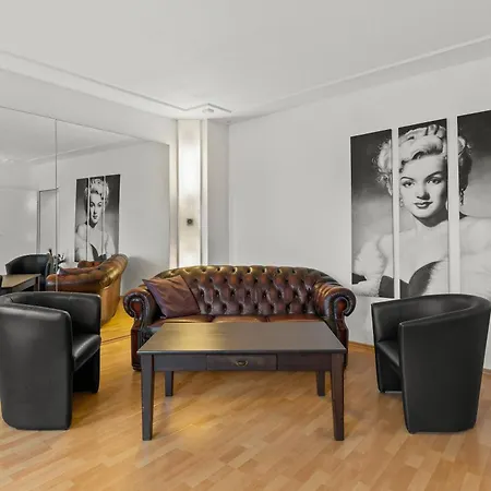 Stylisch Mitte, Group & Family Friendly, From 2 - 8 Guests Appartamento