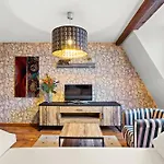 Stylisch Mitte, Group & Family Friendly, From 2 - 8 Guests 아파트